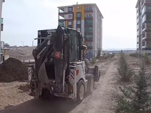 Компактний екскаватор-навантажувач з вилами Hidromek HMK62 SS (24 години)