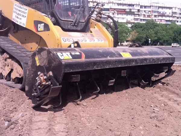 Гусеничный культиватор CAT LT18B (24 часа)