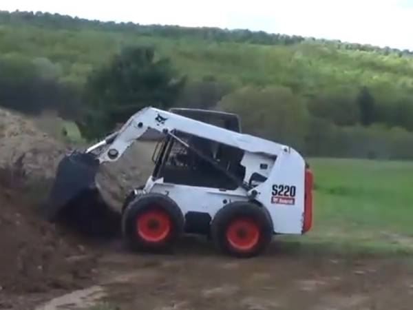 Міні навантажувач Bobcat S220