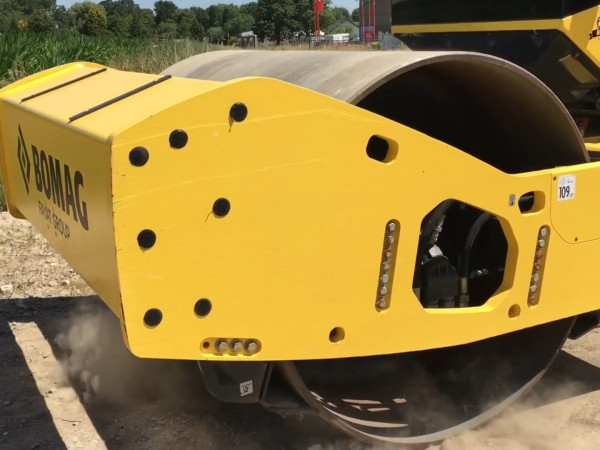 Каток грунтовий BOMAG BW216