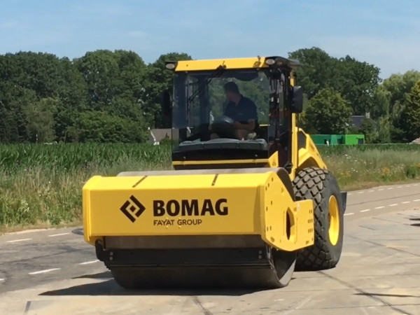 Каток грунтовий BOMAG BW216