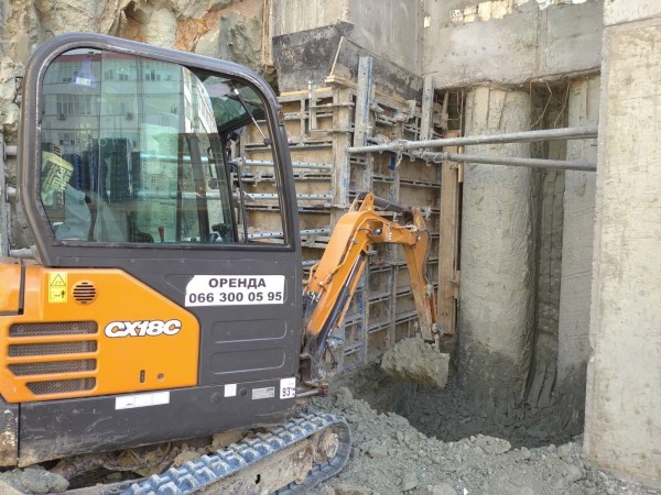 Оренда траншейного екскаватора Case CX18C