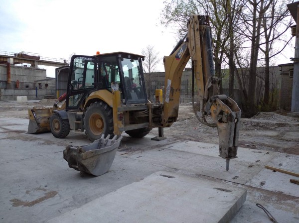 Caterpillar 428F2 з гідромолотом CAT H70d