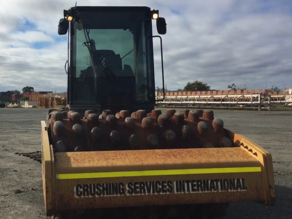 Каток грунтовый Caterpillar CP76 с кулачками