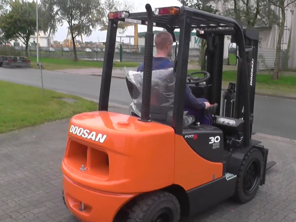 Вилочный погрузчик Doosan D30S-5
