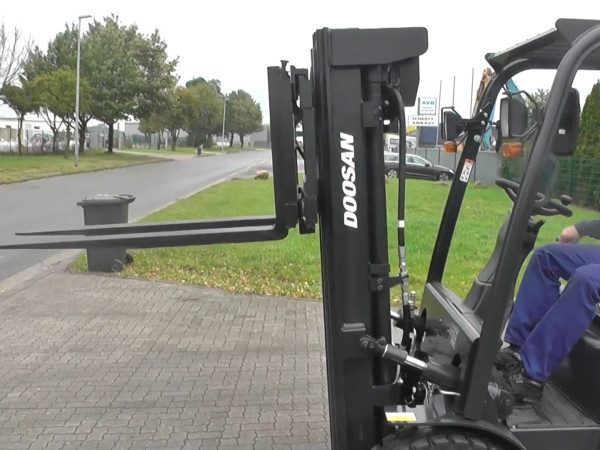 Вилочный погрузчик Doosan D30S-5