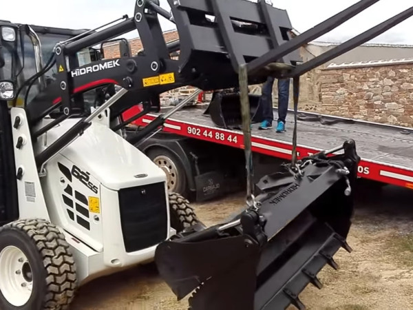 Компактний екскаватор-навантажувач з вилами Hidromek HMK62 SS (16 годин)