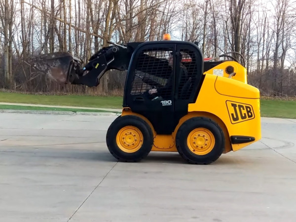 Мини-погрузчик JCB 190 Robot