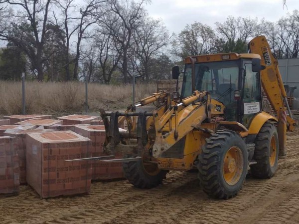 Екскаватор-навантажувач JCB 4CX з вилами