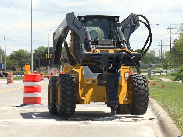 Мини-погрузчик с гидромолотом Indeco HP350