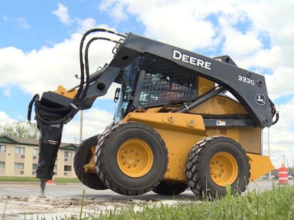 Міні-навантажувач з гідромолотом Indeco HP350